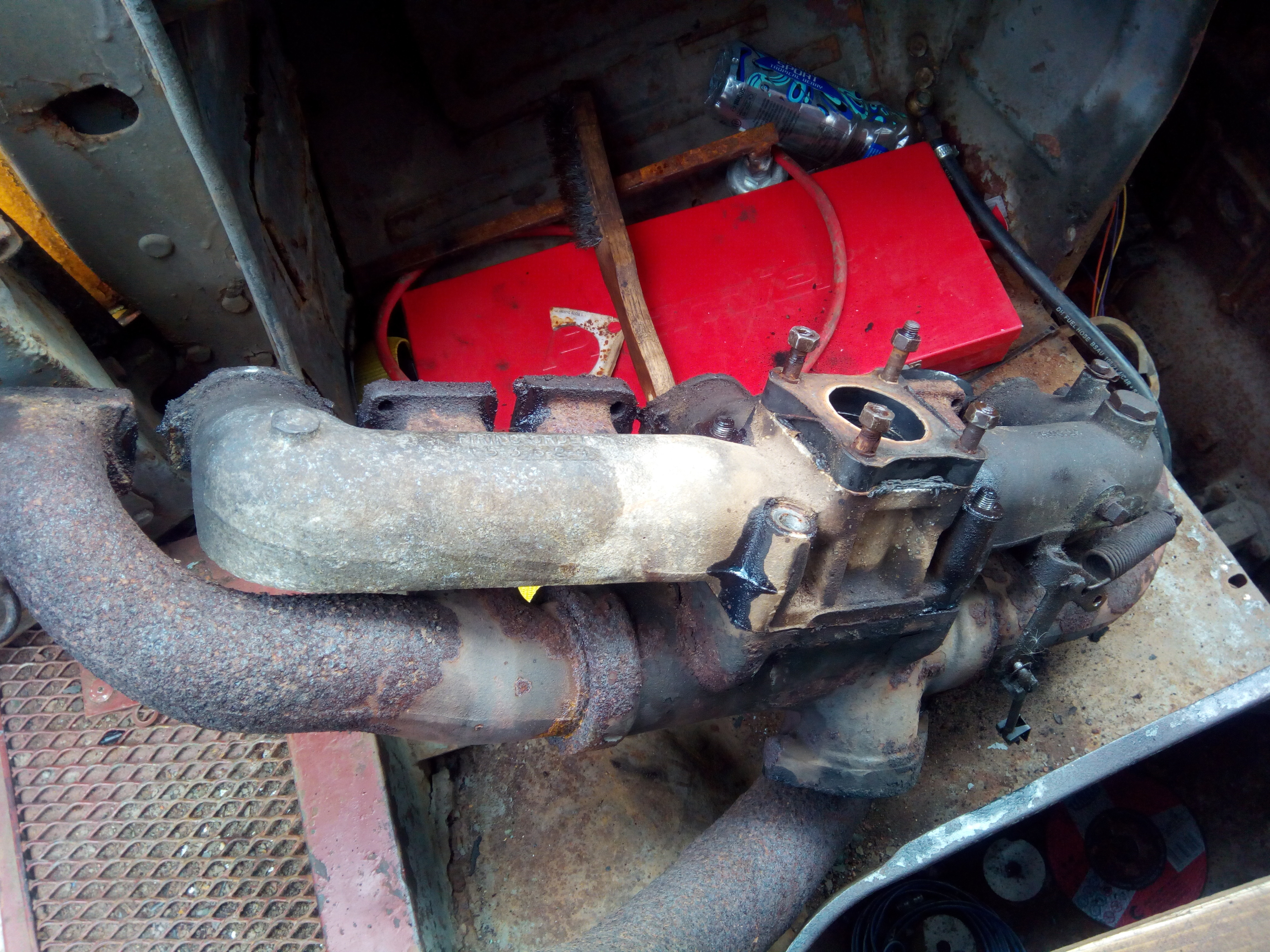 The two cojoined manifolds plonked unceremoniously in the
passenger's footwell of the truck.