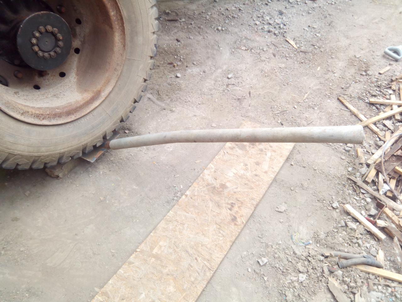A shovel being used as a lever to pick wheels up and lift them
onto the mounting studs. The handle of the shovel has been replaced by
a length of aluminium tube.