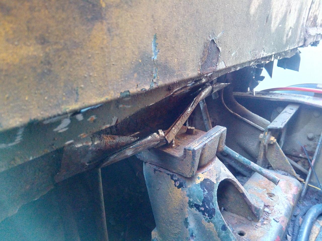 Close up of the rear cab mount, and the rotten twisted metal that
it's attached to.