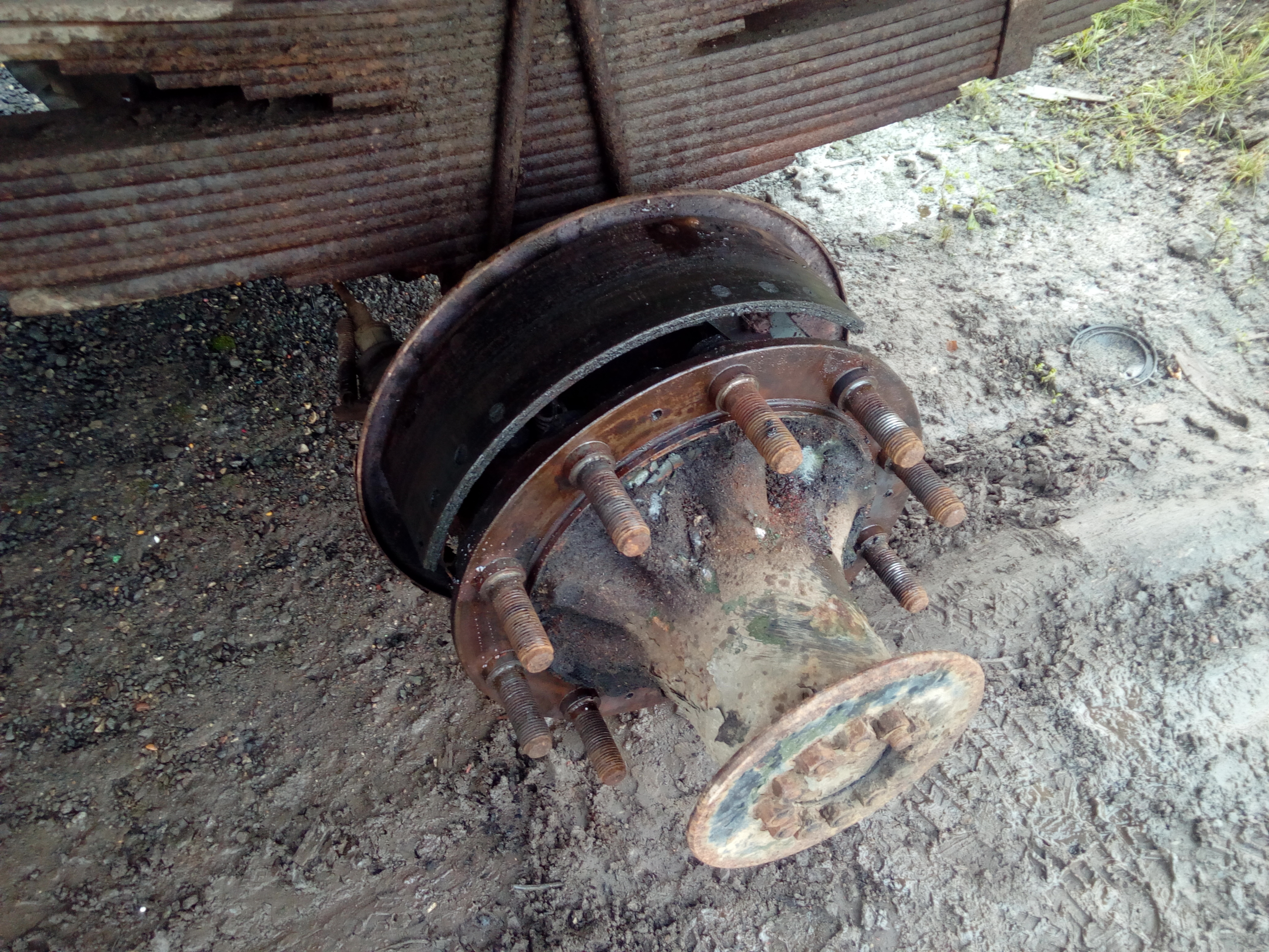 A photograph showing the back axle of the truck, with the brake
drum removed, and it is shown that the flange of the hub prevents easy
access to the springs and retaining clips of the brake shoes.