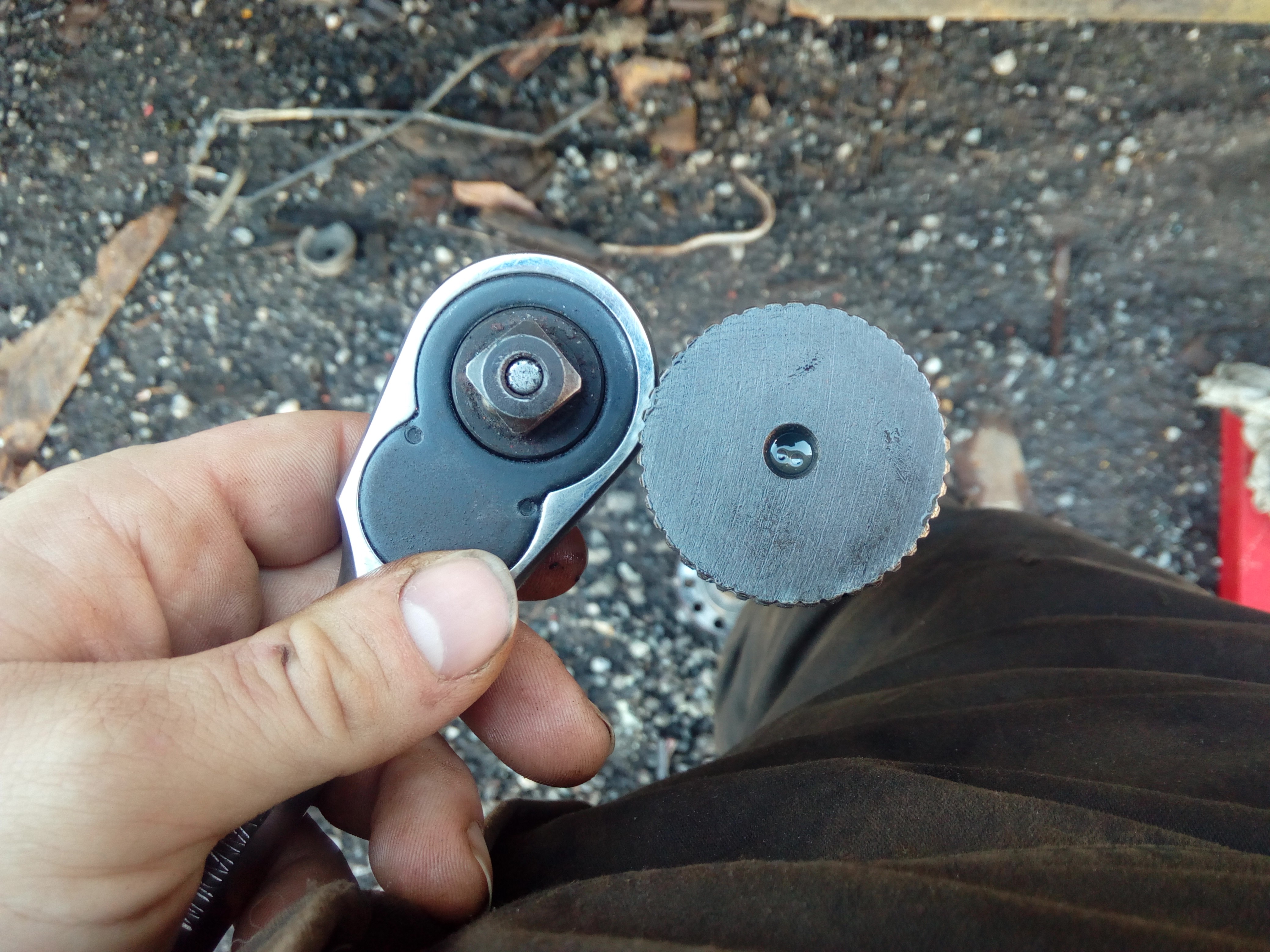 Photograph of the end of the half-shaft, next to a half-inch
drive ratchet. The end of the shaft is apparently nearly two inches in
diameter!