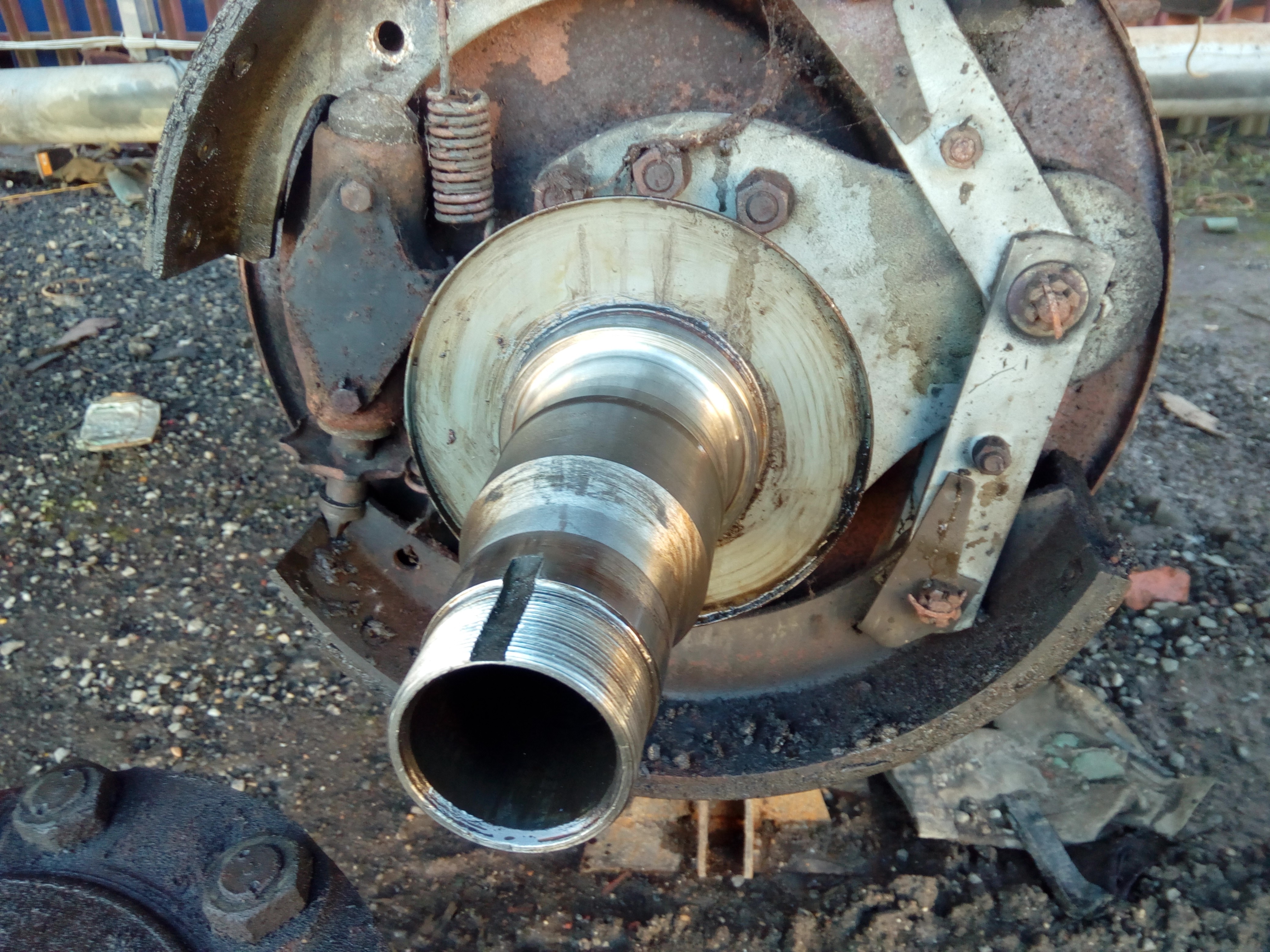 Close-up photograph of the axle's bearing surface, where the hub
has been freshly removed from, permitting acess to the brake
mechanism