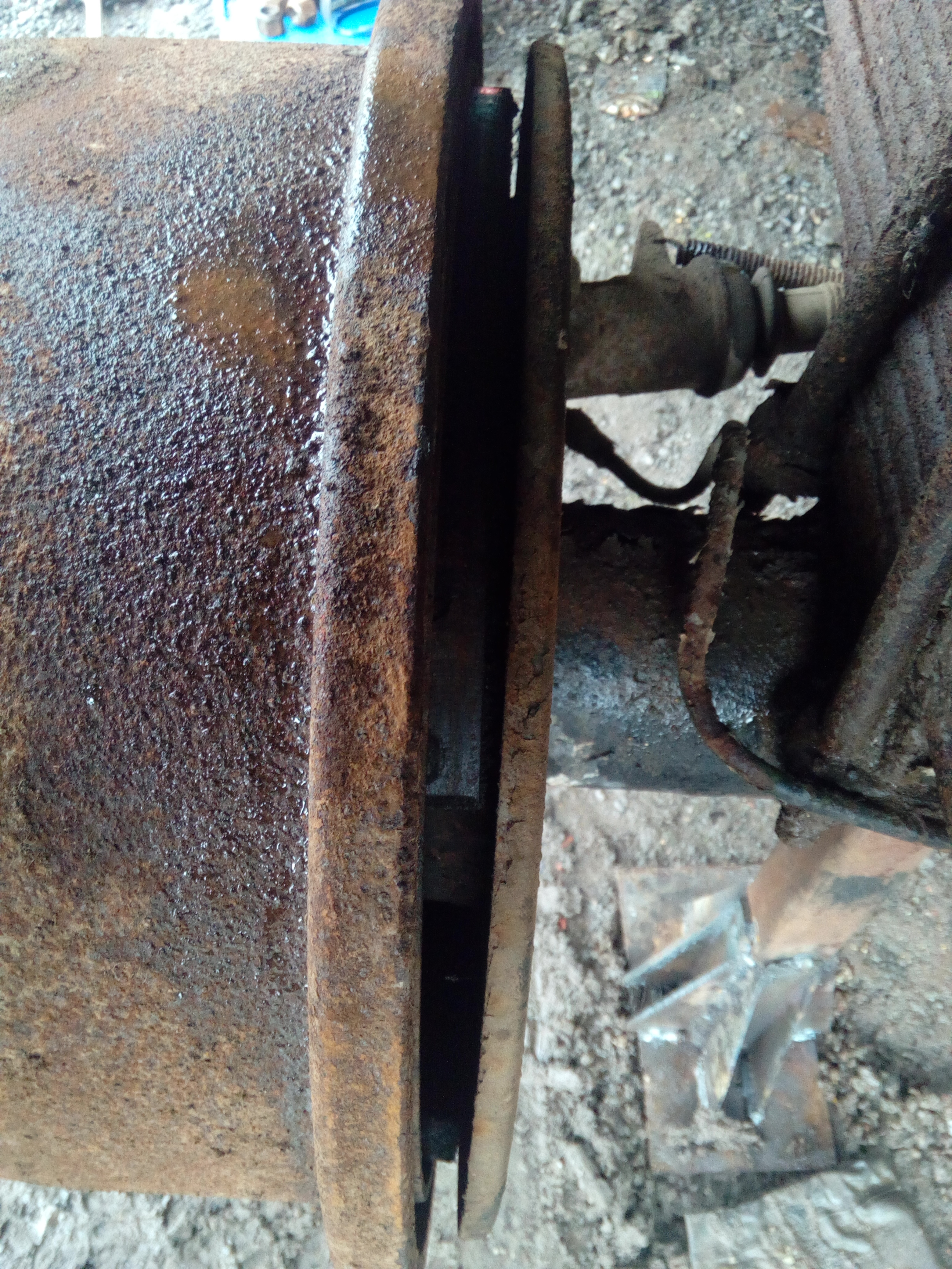 A photograph showing the brake drum having come partially off its
mountings, leaving a 20mm gap visible between the edge of the drum and
the backplate