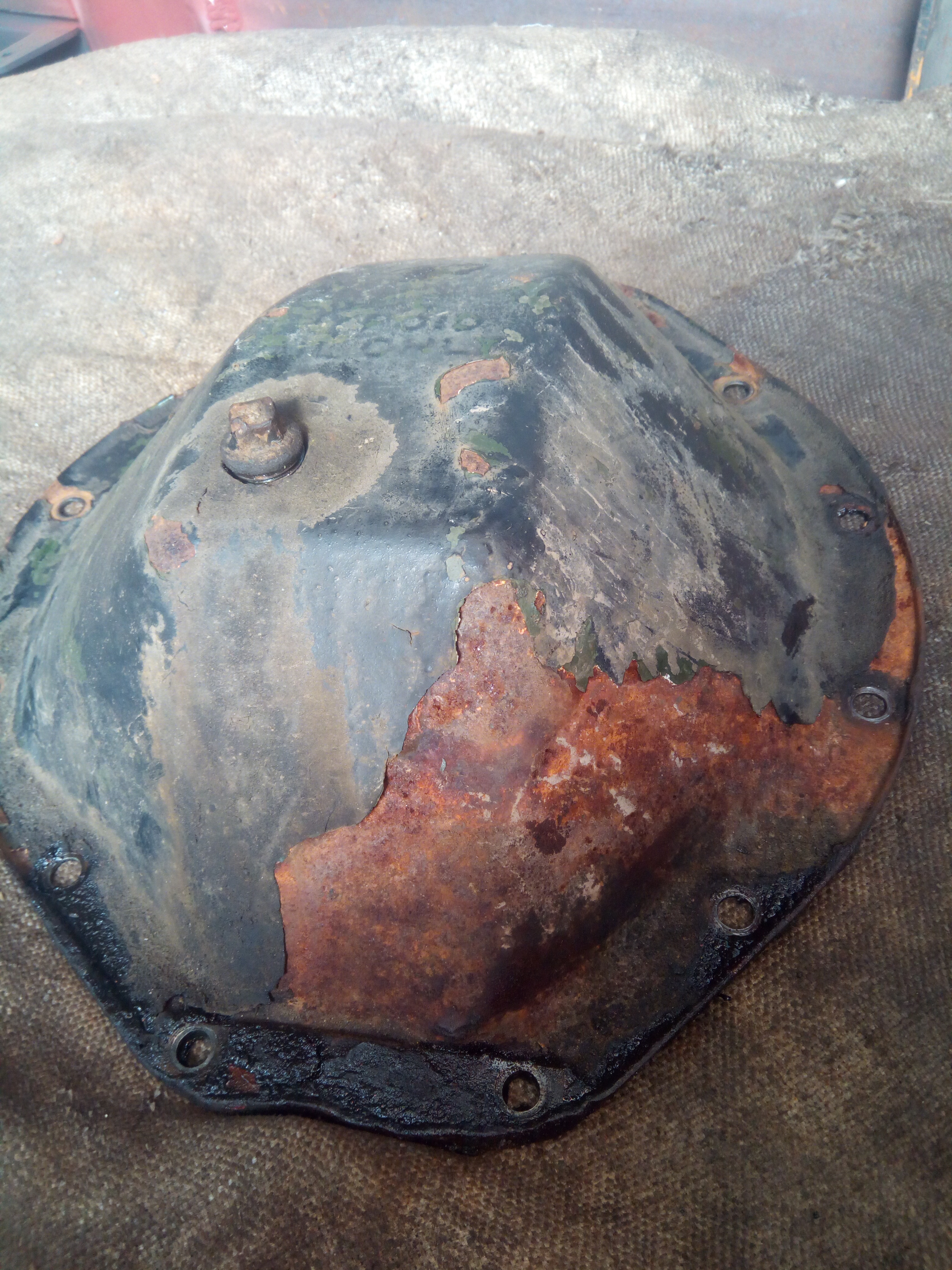 Exterior of the diff cover, showing rust, flaking paint, and
general grot.