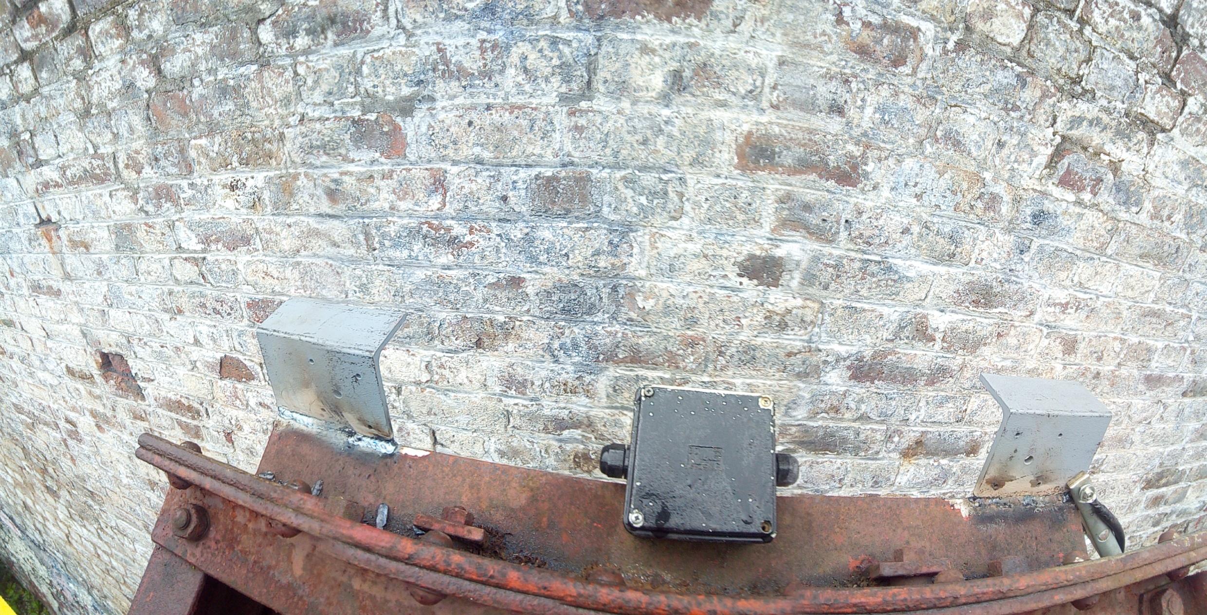 Two angle-iron brackets welded onto the top of the boom.