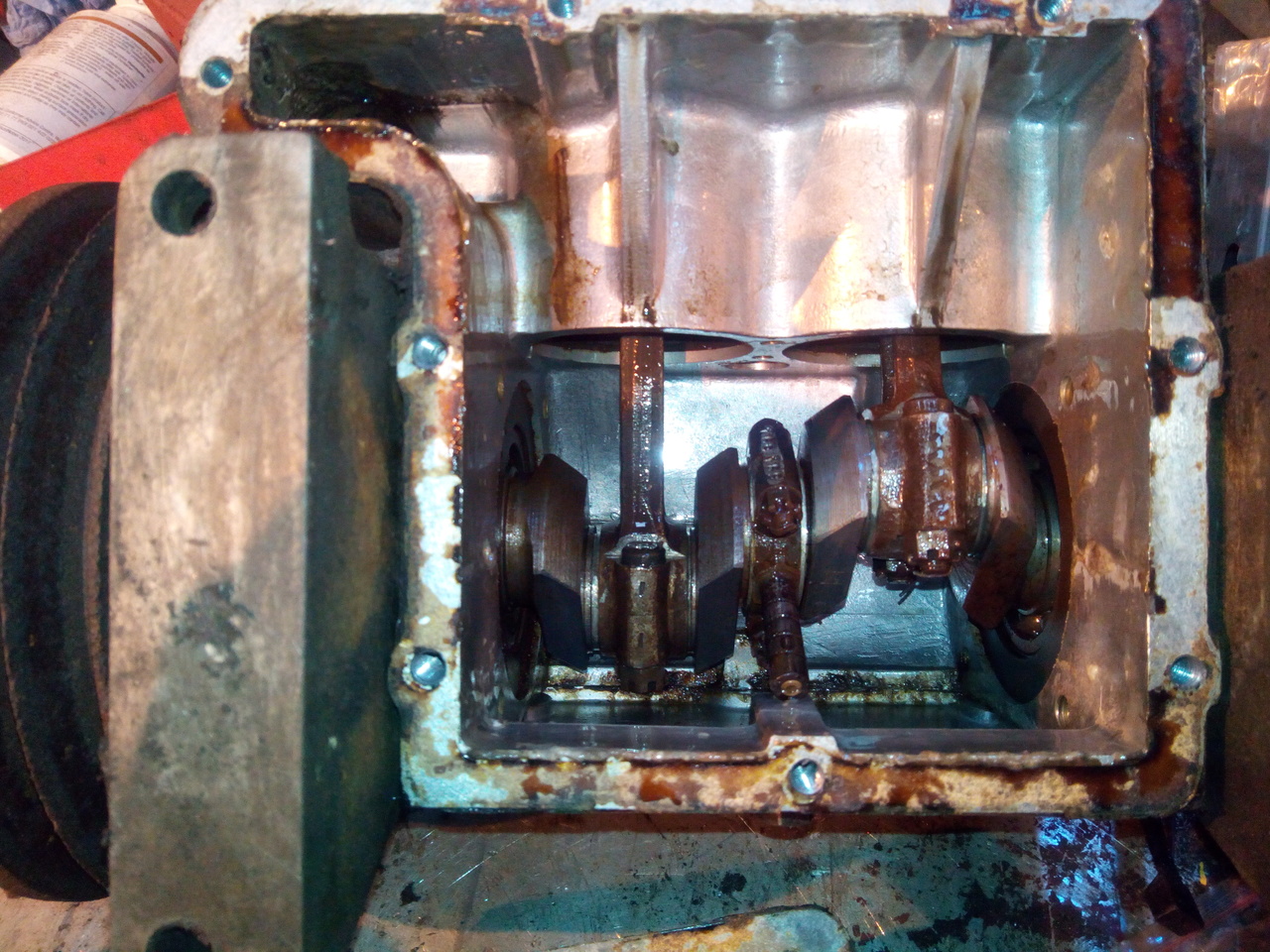 An inside view of the compressor's crank-case, showing the two
connecting rods and the eccentric oilpump