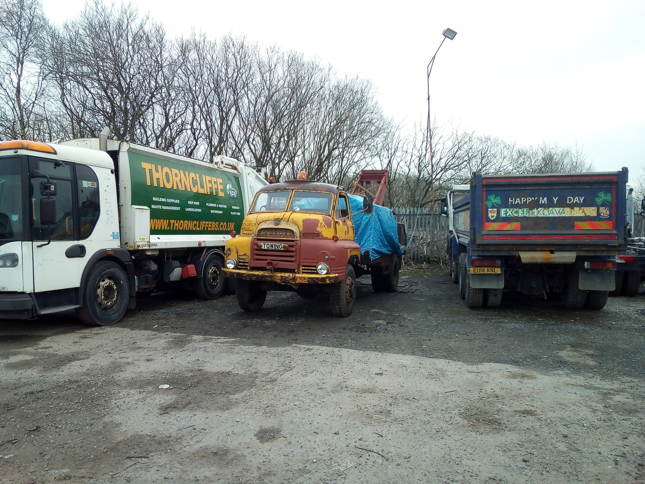 The bedford, now looking very small, sandwiched between a
26-tonne bin wagon, and a 32-tonne tipper truck.