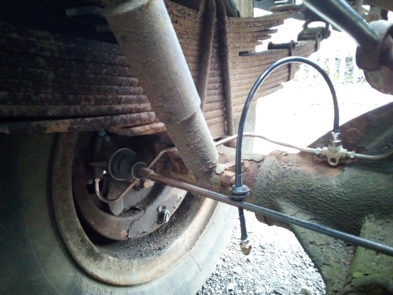 Offside rear brake pipe remade following a different route, and
now in one piece rather than mangling it at the last bend and having
to splice it.