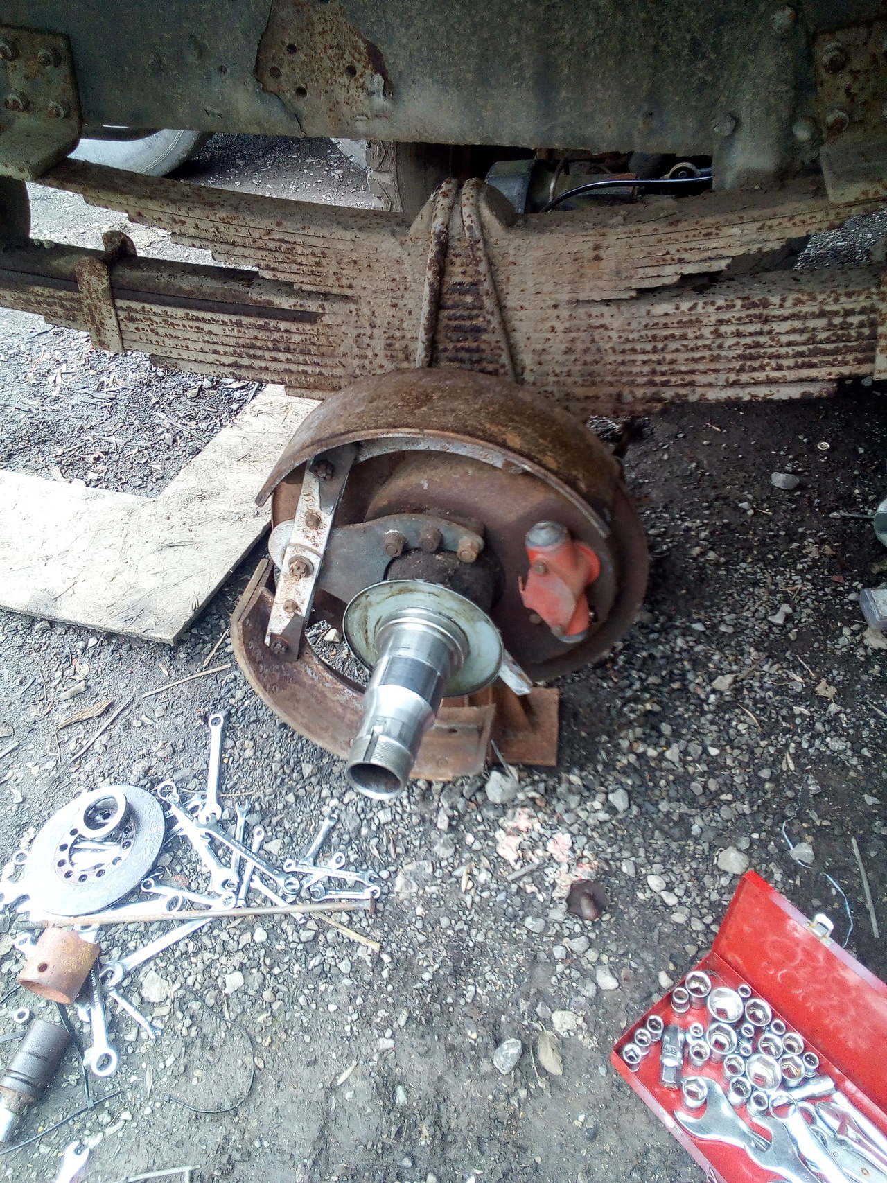 Rear wheel hub removed, to expose the backplate and leave enough
room to refit the brake shoes.