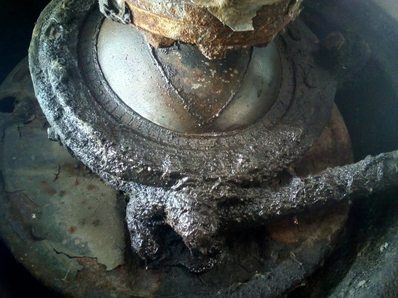 The view under the offside front swivel joint, which is a big
slimy mess of leaking oil and dirt.