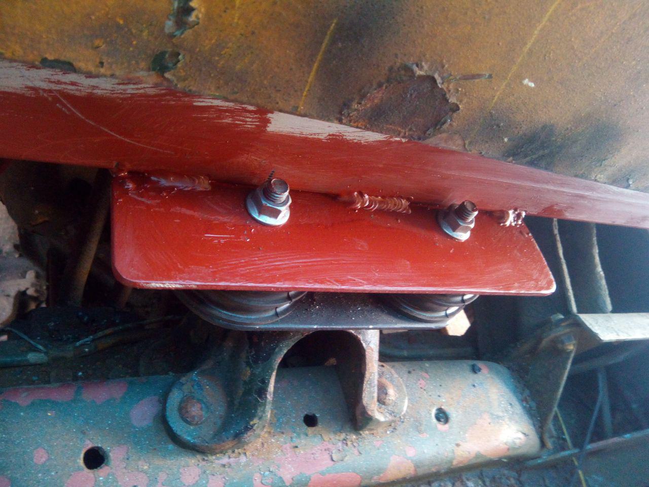The new rear cab crossmember bracket, painted in red primer and
with the cab mount nuts tightened down.